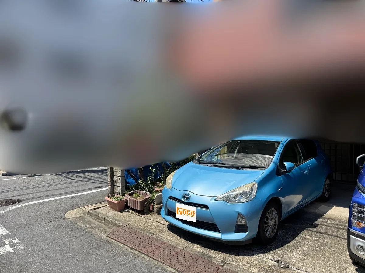 大田区西蒲田のご自宅へお届けしたトヨタ アクア。ナンバープレートは隠しています。