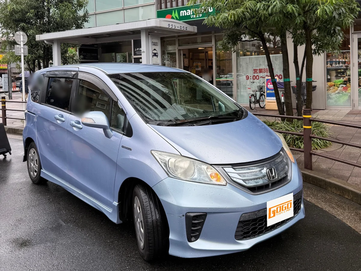 大田区・糀谷駅前でお客様に実際にご利用いただいたライトブルーのホンダ フリード ハイブリッド。ナンバーは個人情報保護のため隠しています