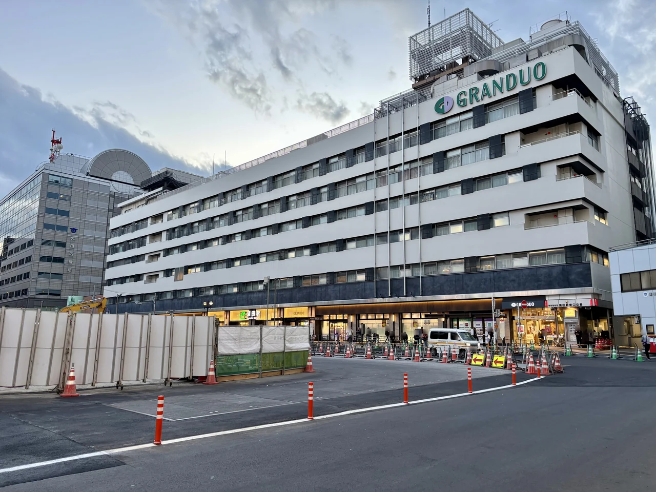 蒲田駅東口の駅舎とグランデュオ蒲田東館