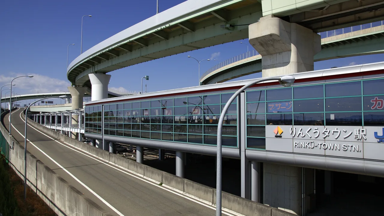 りんくうタウン駅の駅舎と駅名看板、高架の道路