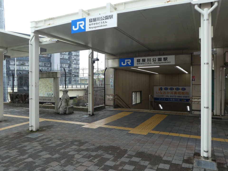寝屋川公園駅東口の階段と一般道路側の駅入口