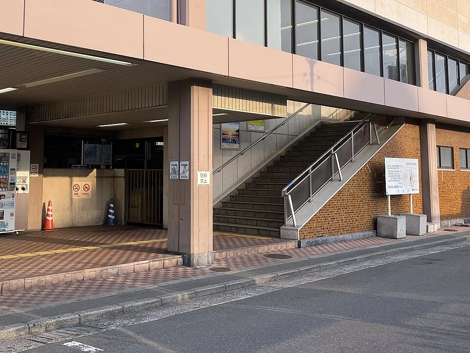 四条畷駅西側の階段入口と駅前道路