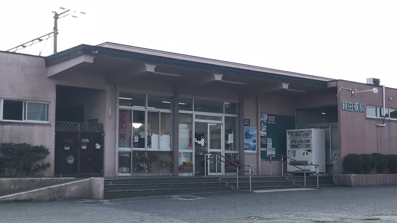 JR新田原駅の駅舎と出入口（2018年4月撮影）