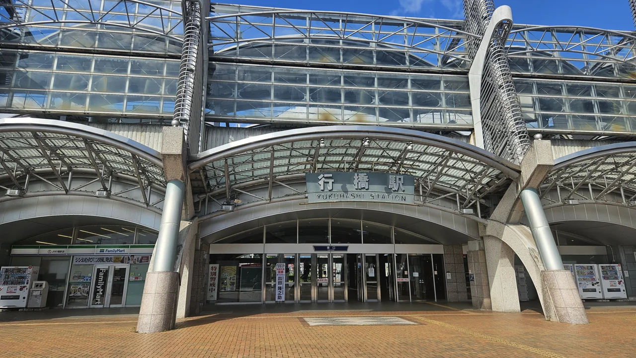 JR行橋駅東口のガラス張りの駅舎と出入口（2025年9月撮影）
